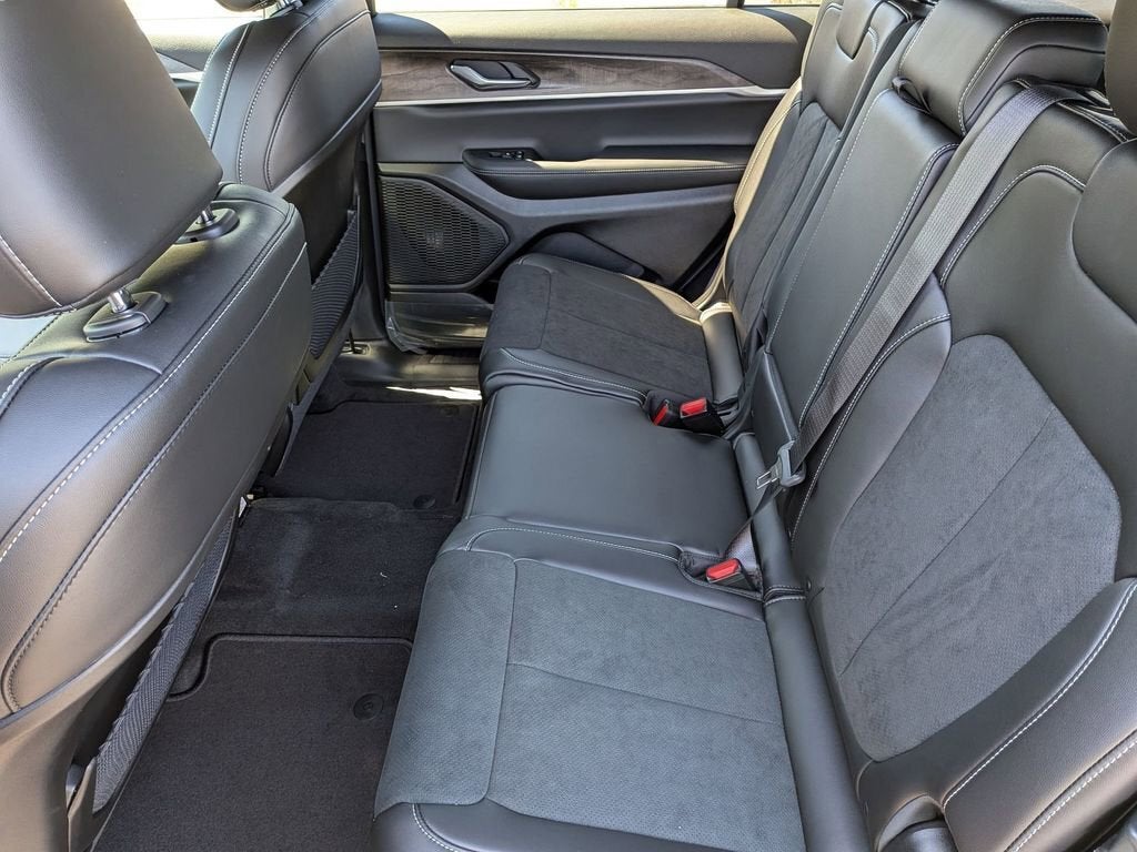 2026 Jeep Grand Cherokee L Laredo Altitude