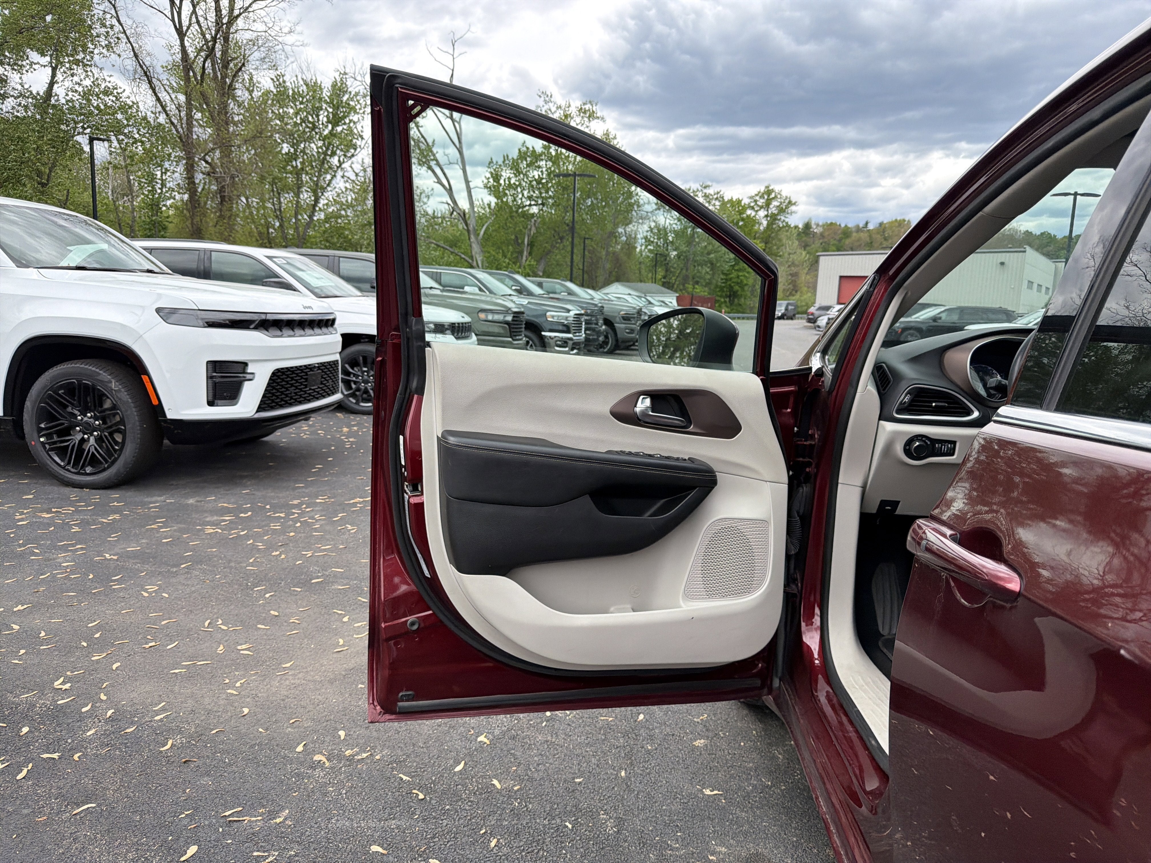 2023 Chrysler Voyager LX