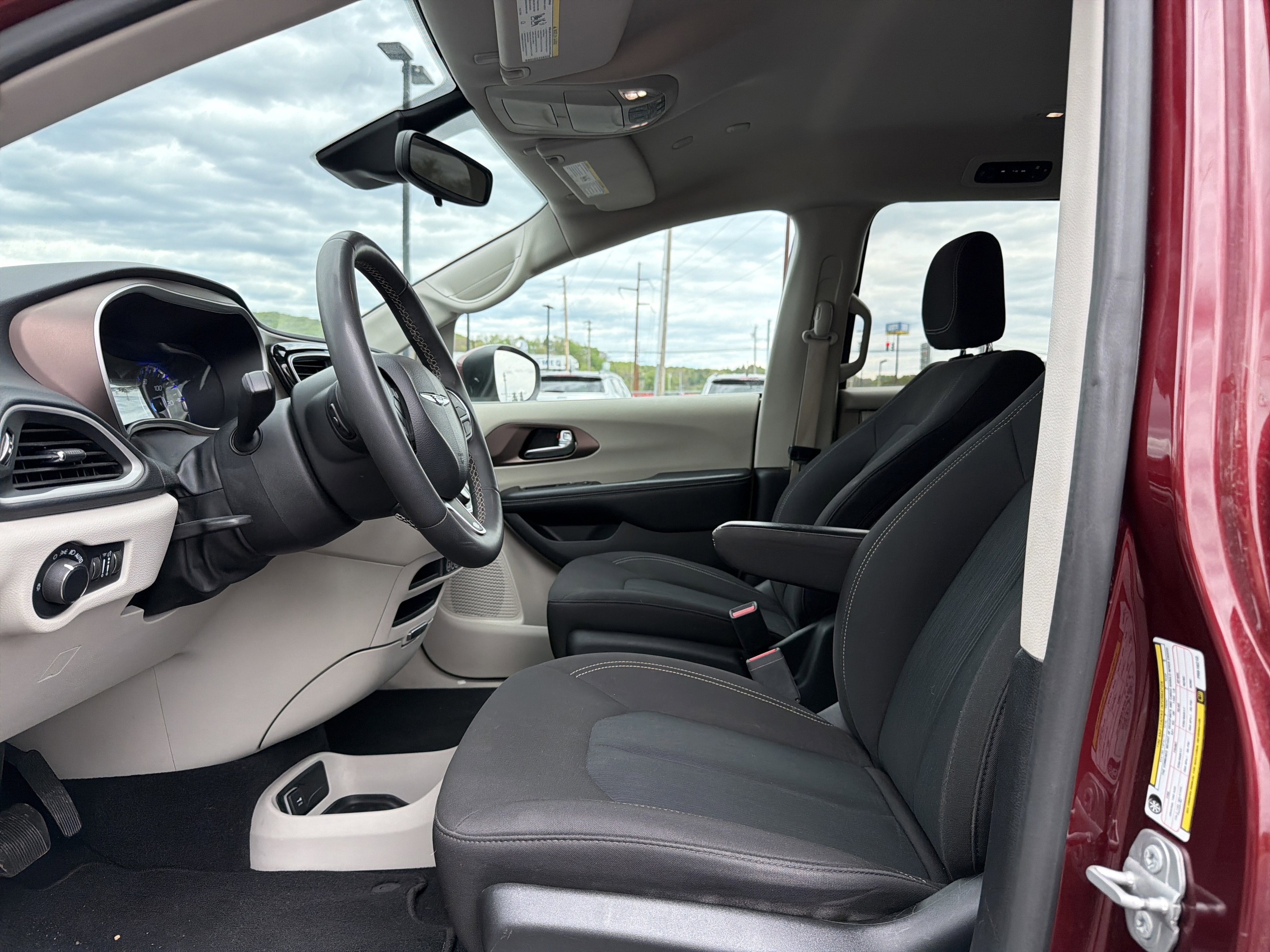 2023 Chrysler Voyager LX