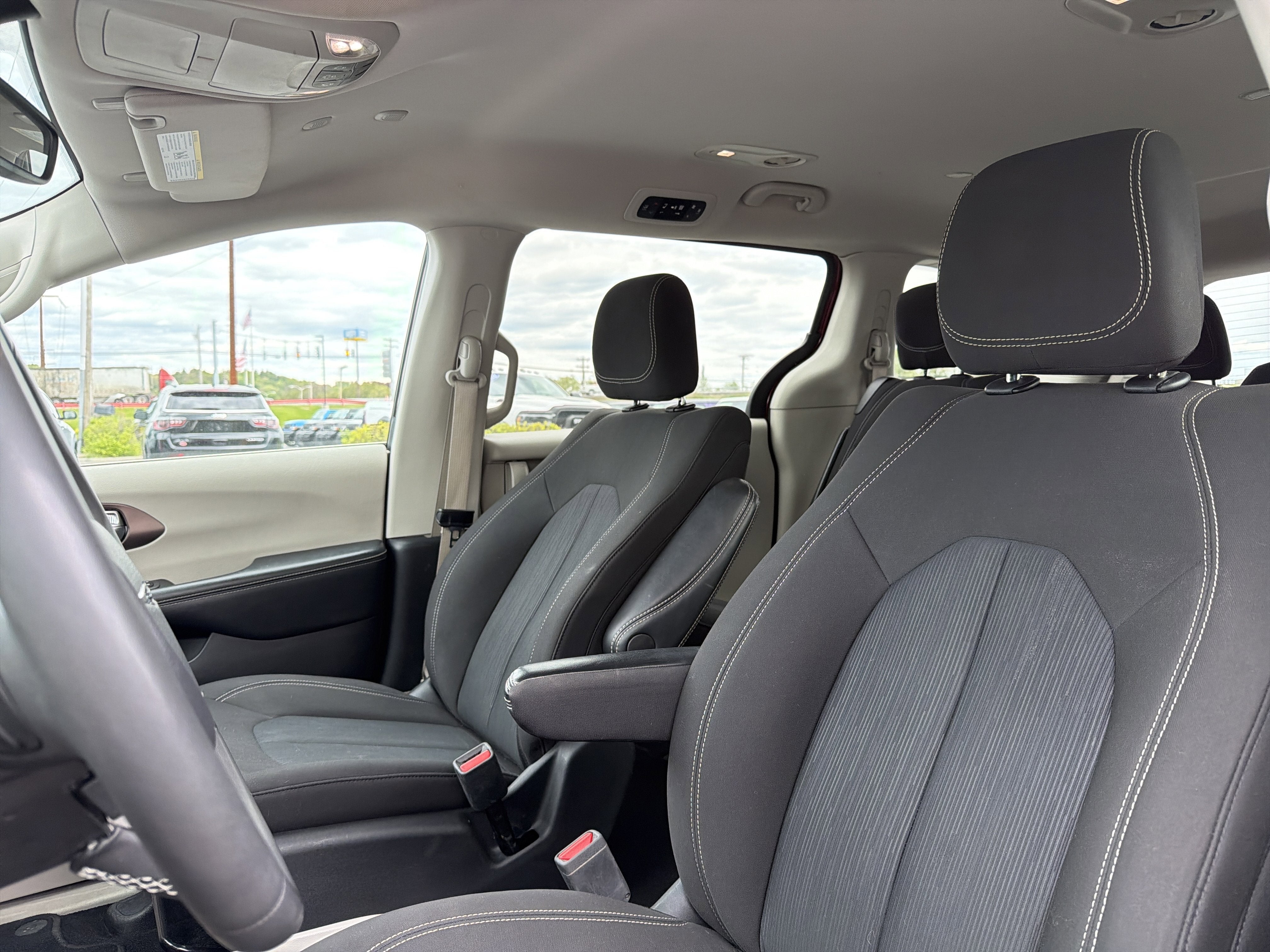 2023 Chrysler Voyager LX