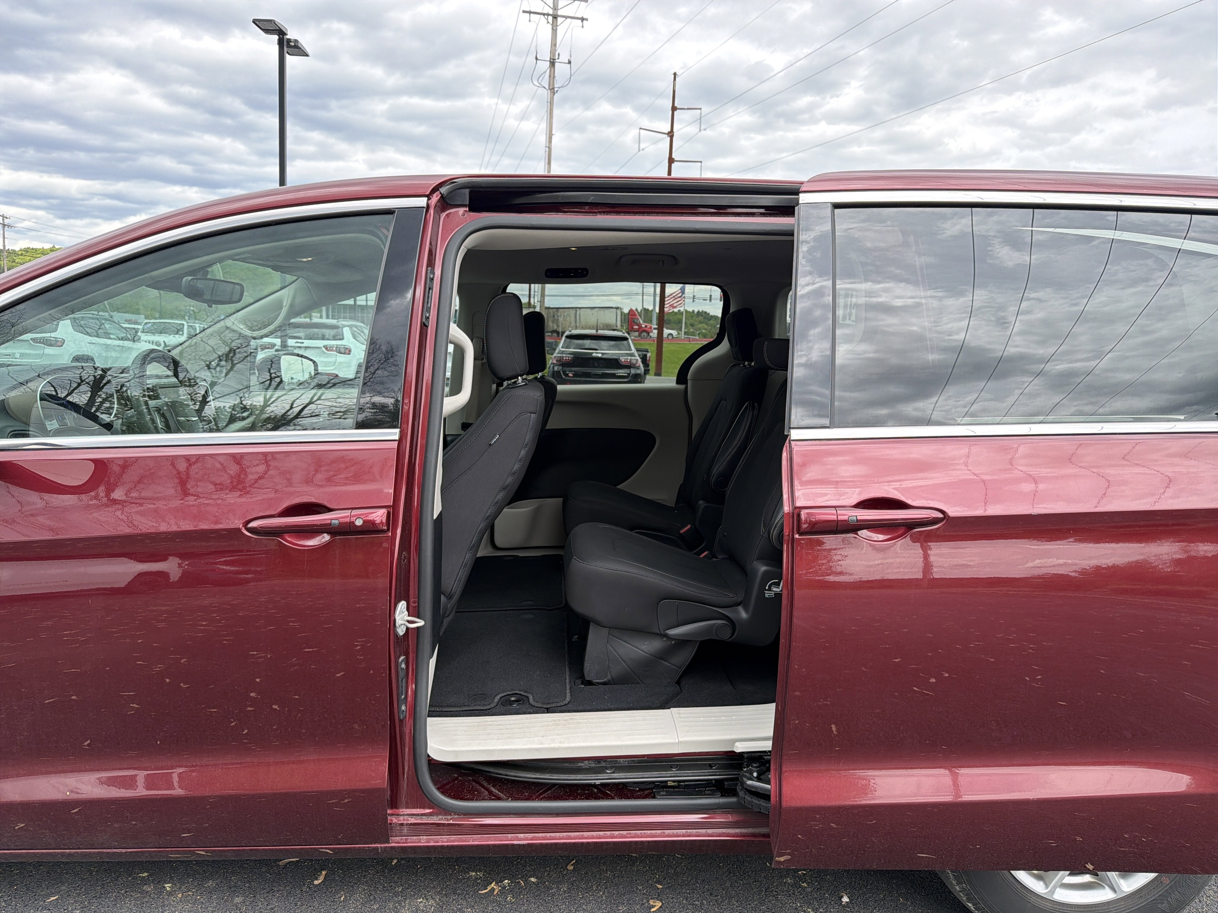 2023 Chrysler Voyager LX