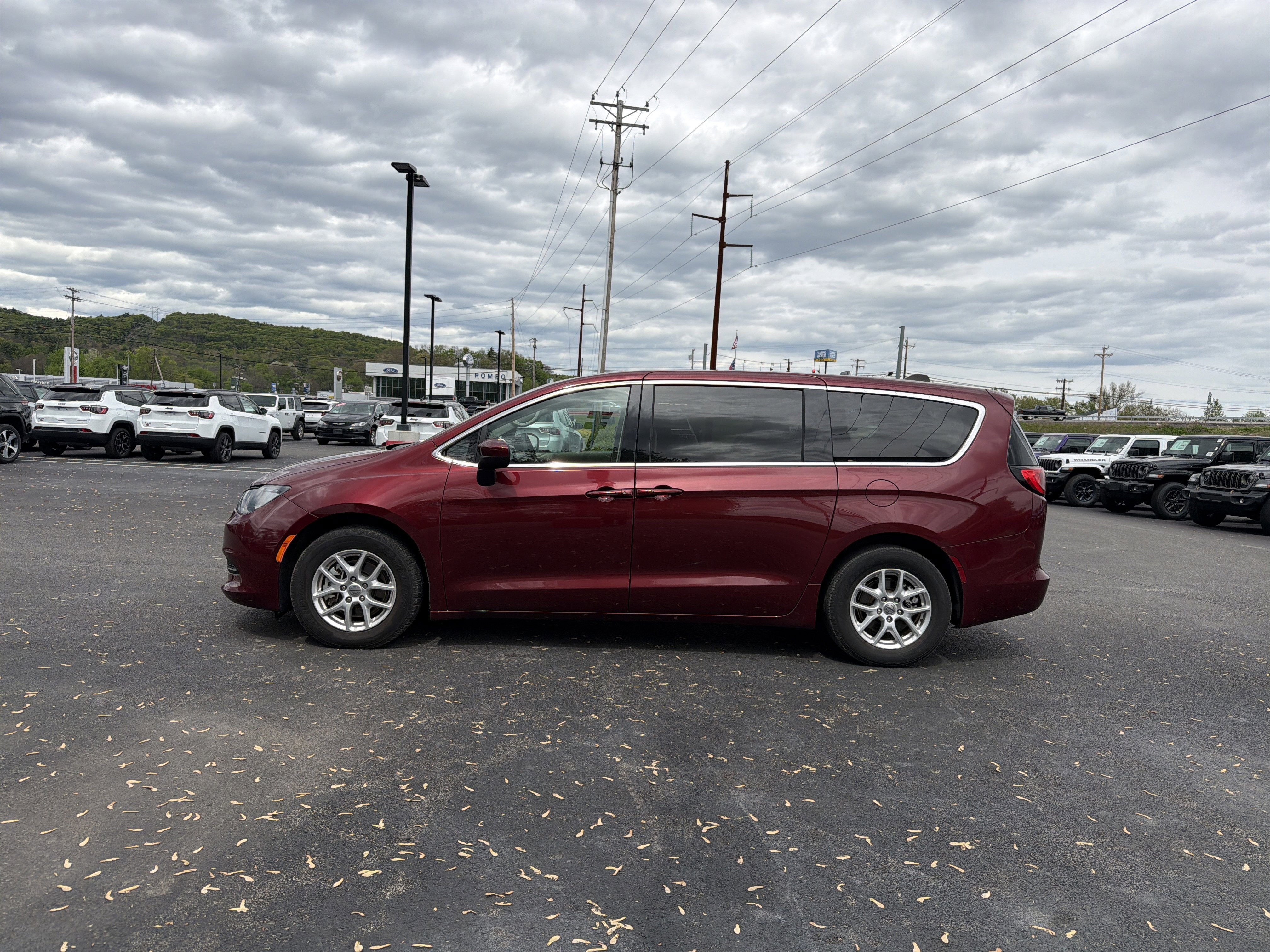 2023 Chrysler Voyager LX