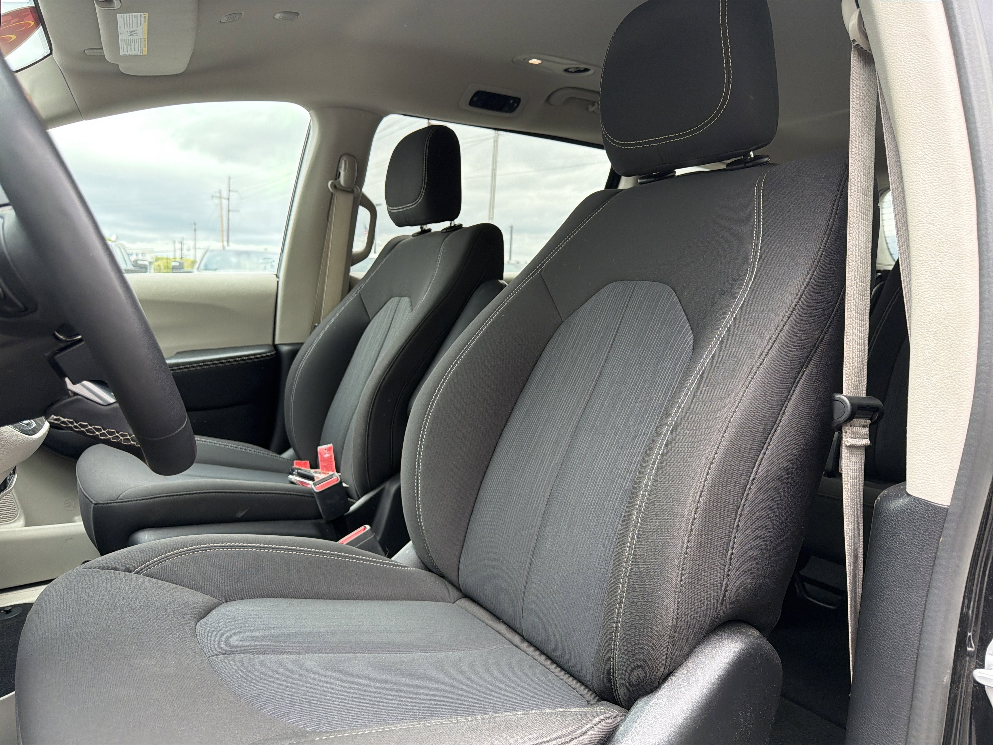 2022 Chrysler Voyager LX