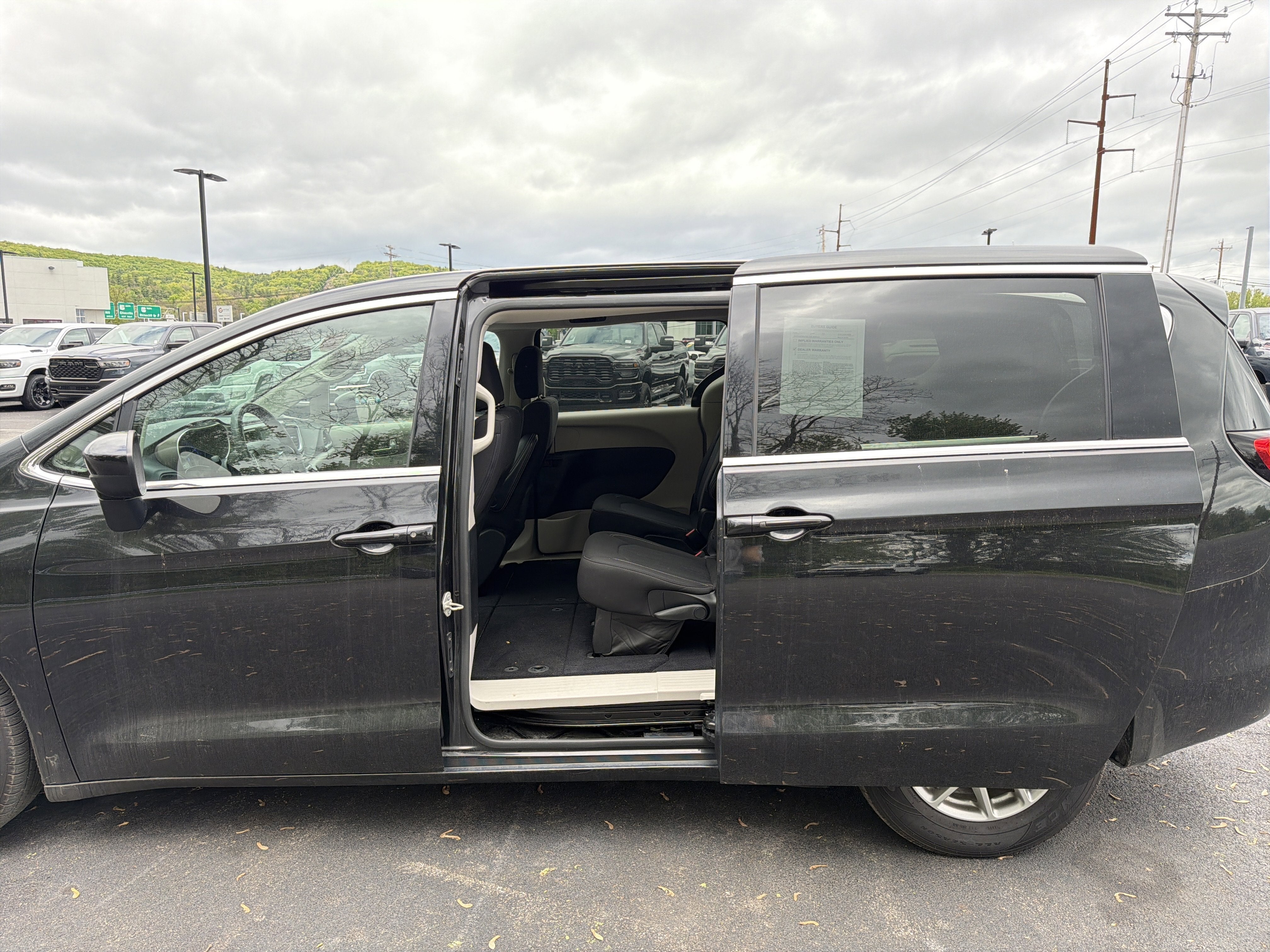 2022 Chrysler Voyager LX