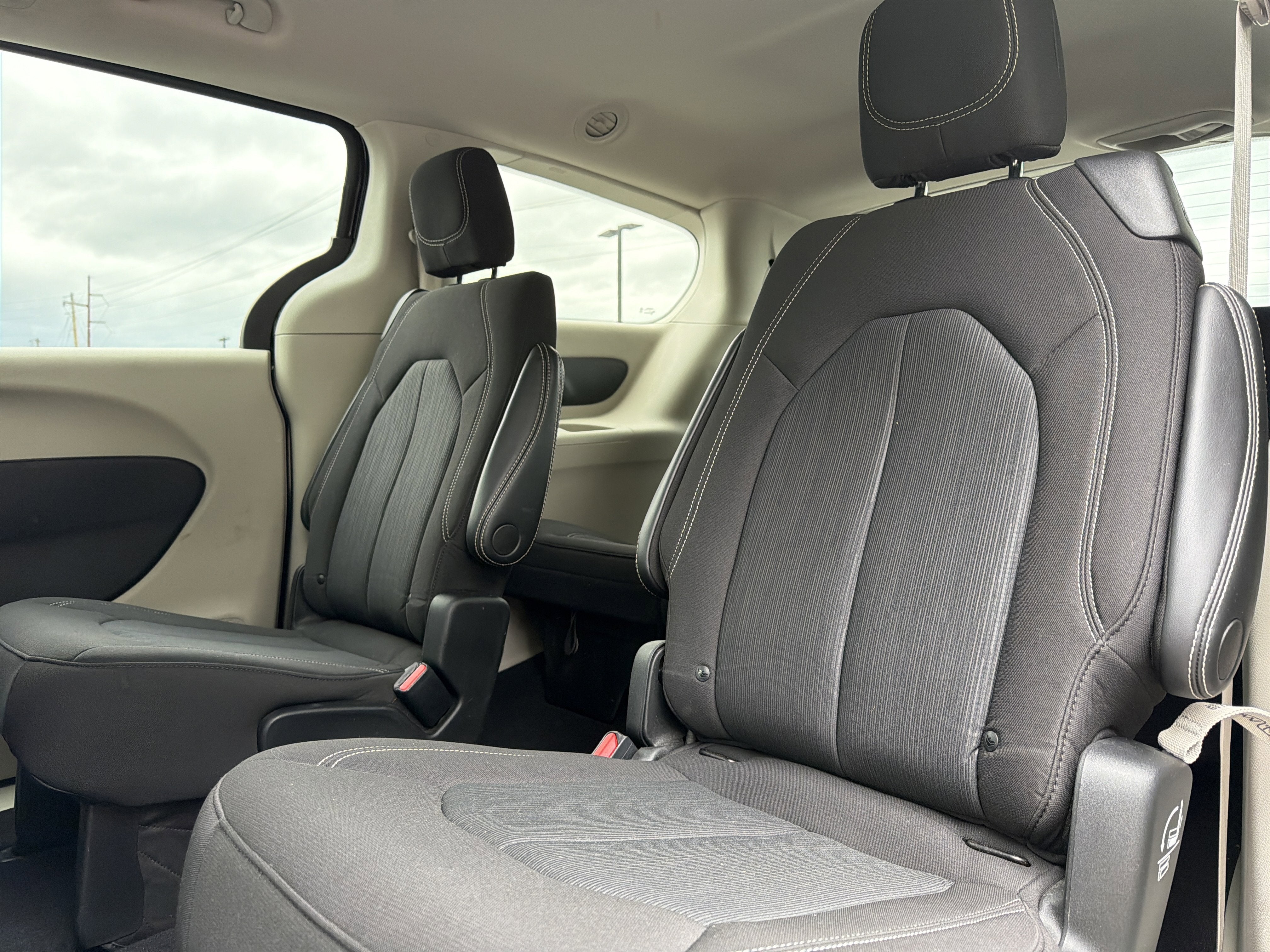 2022 Chrysler Voyager LX
