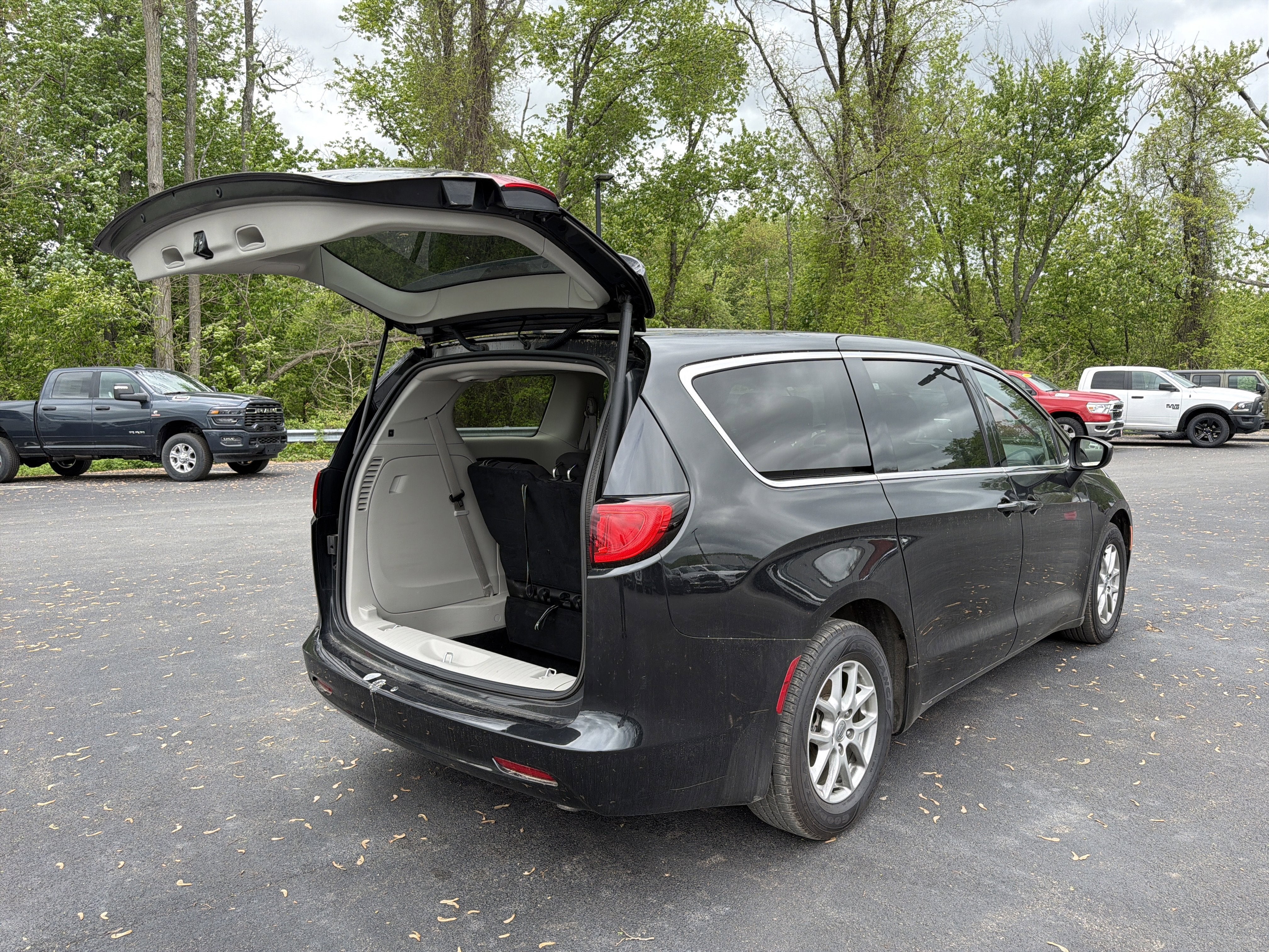 2022 Chrysler Voyager LX