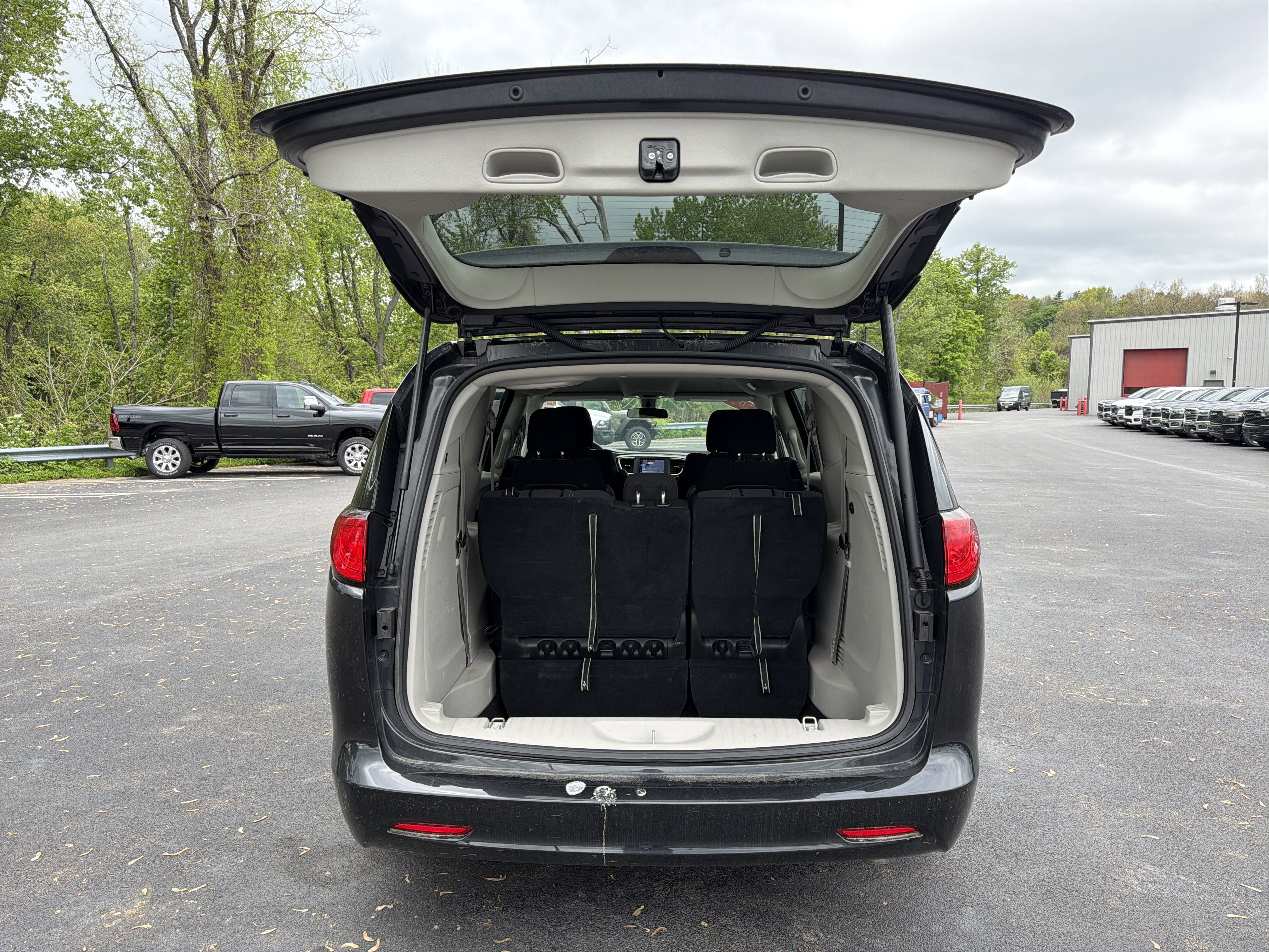 2022 Chrysler Voyager LX