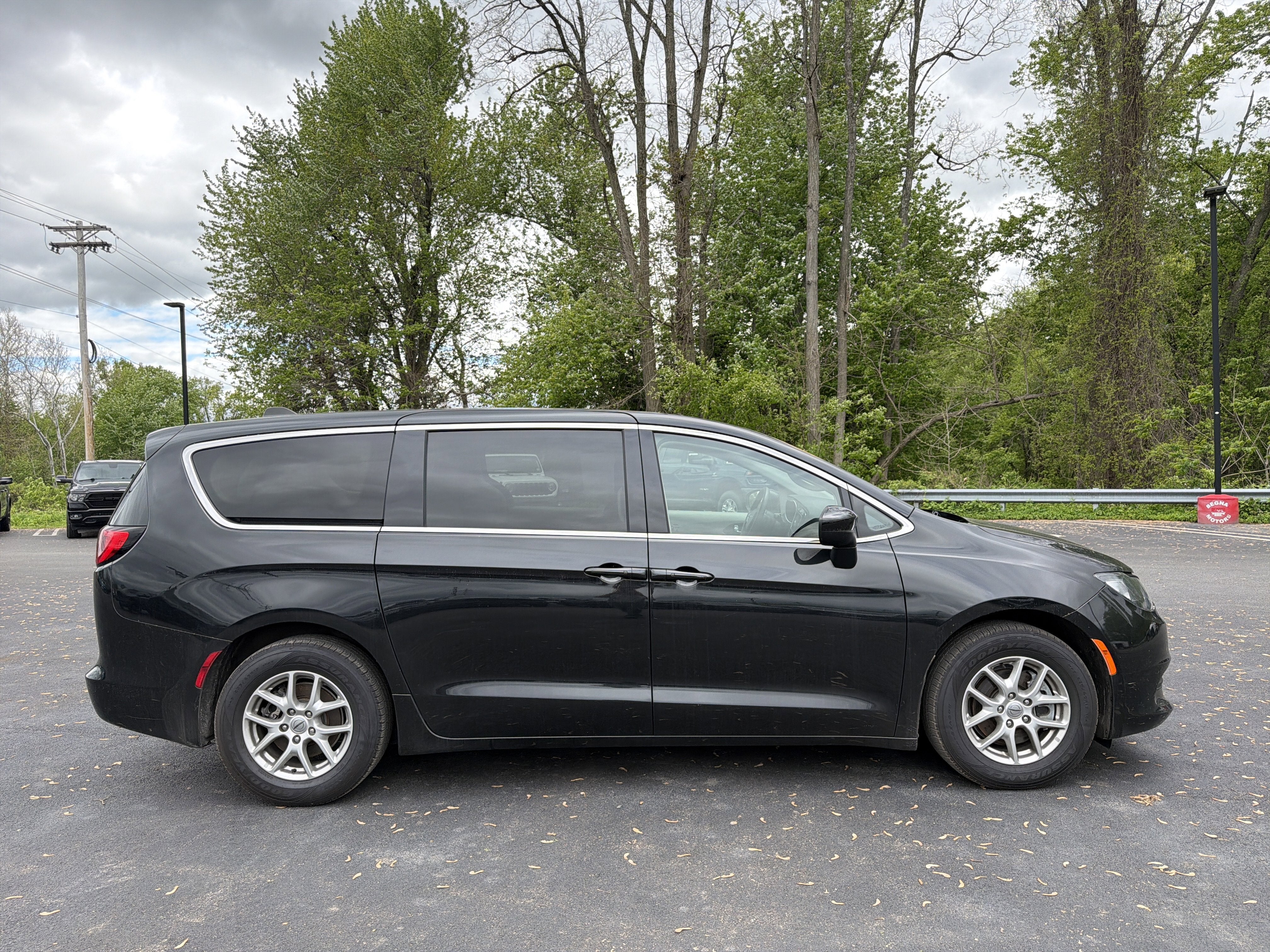 2022 Chrysler Voyager LX