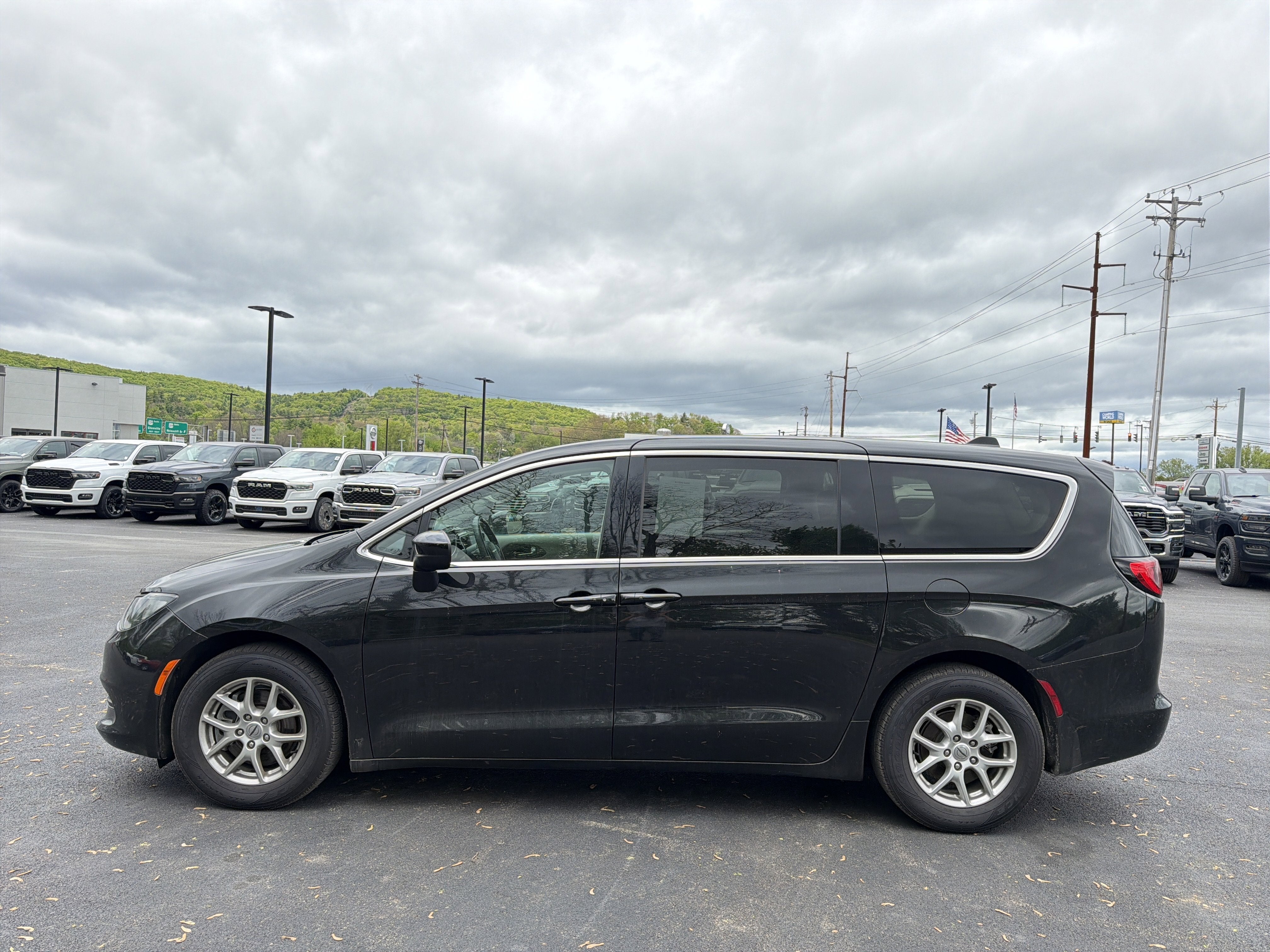 2022 Chrysler Voyager LX