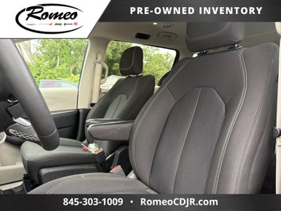 2023 Chrysler Voyager LX