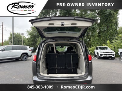 2023 Chrysler Voyager LX