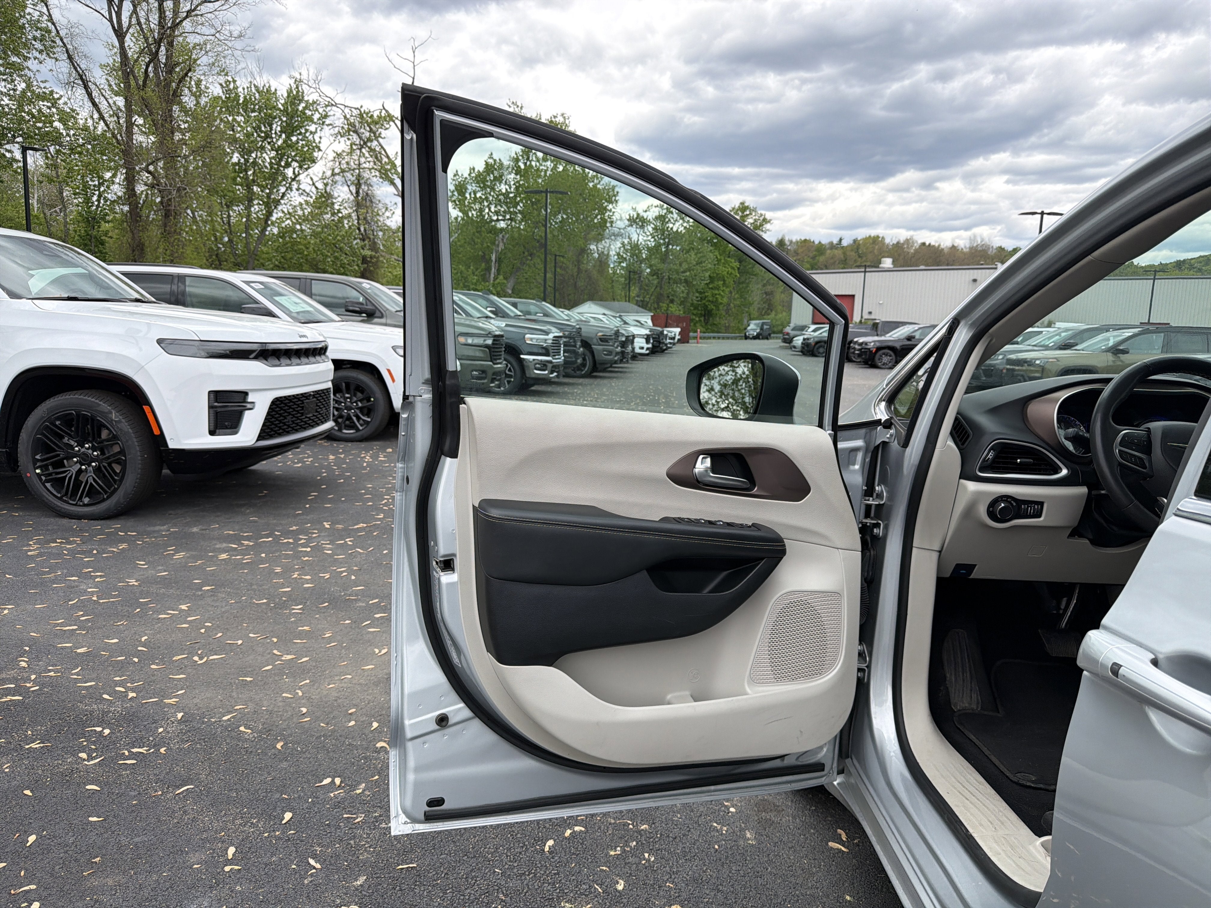 2023 Chrysler Voyager LX