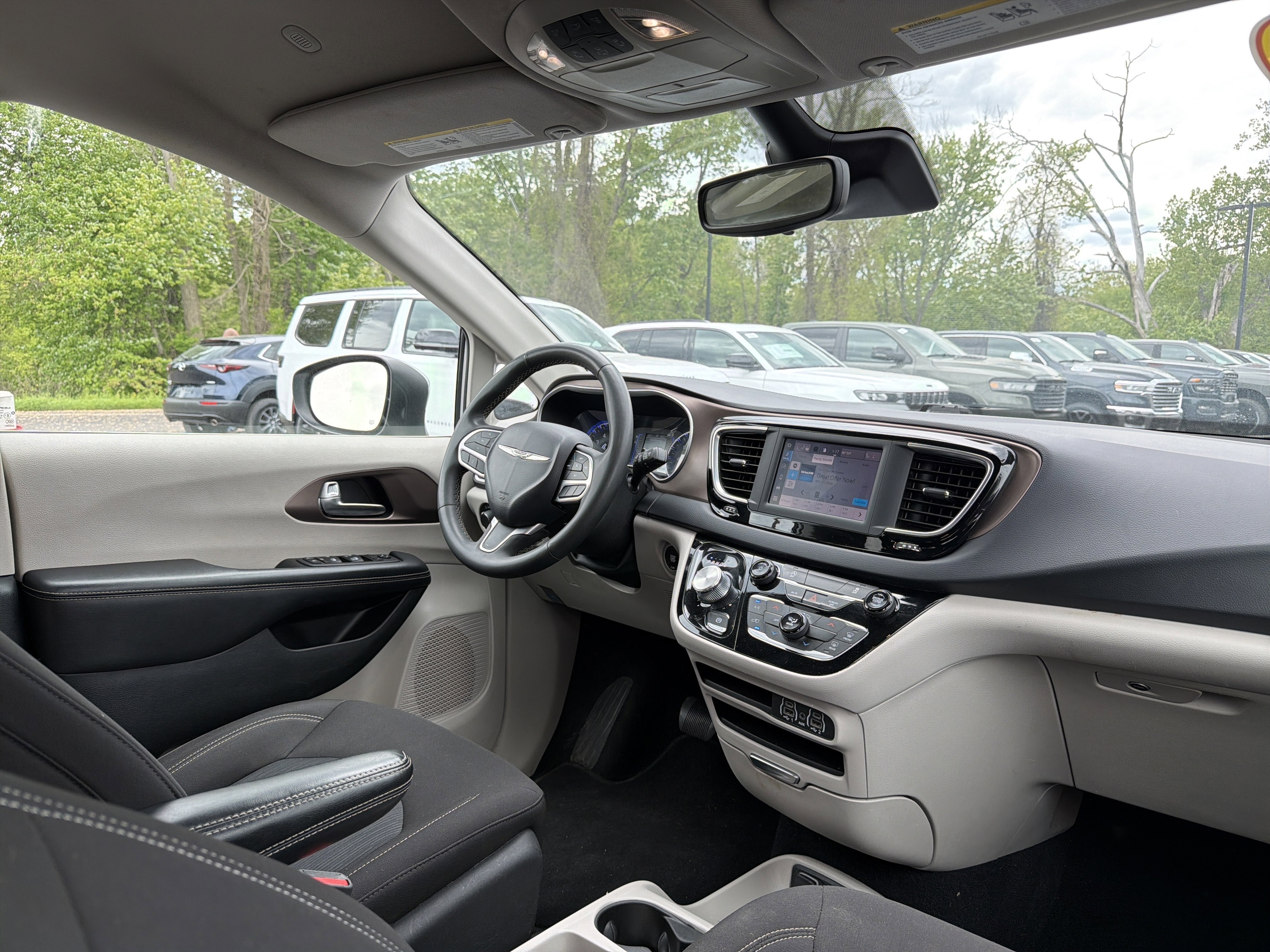 2023 Chrysler Voyager LX