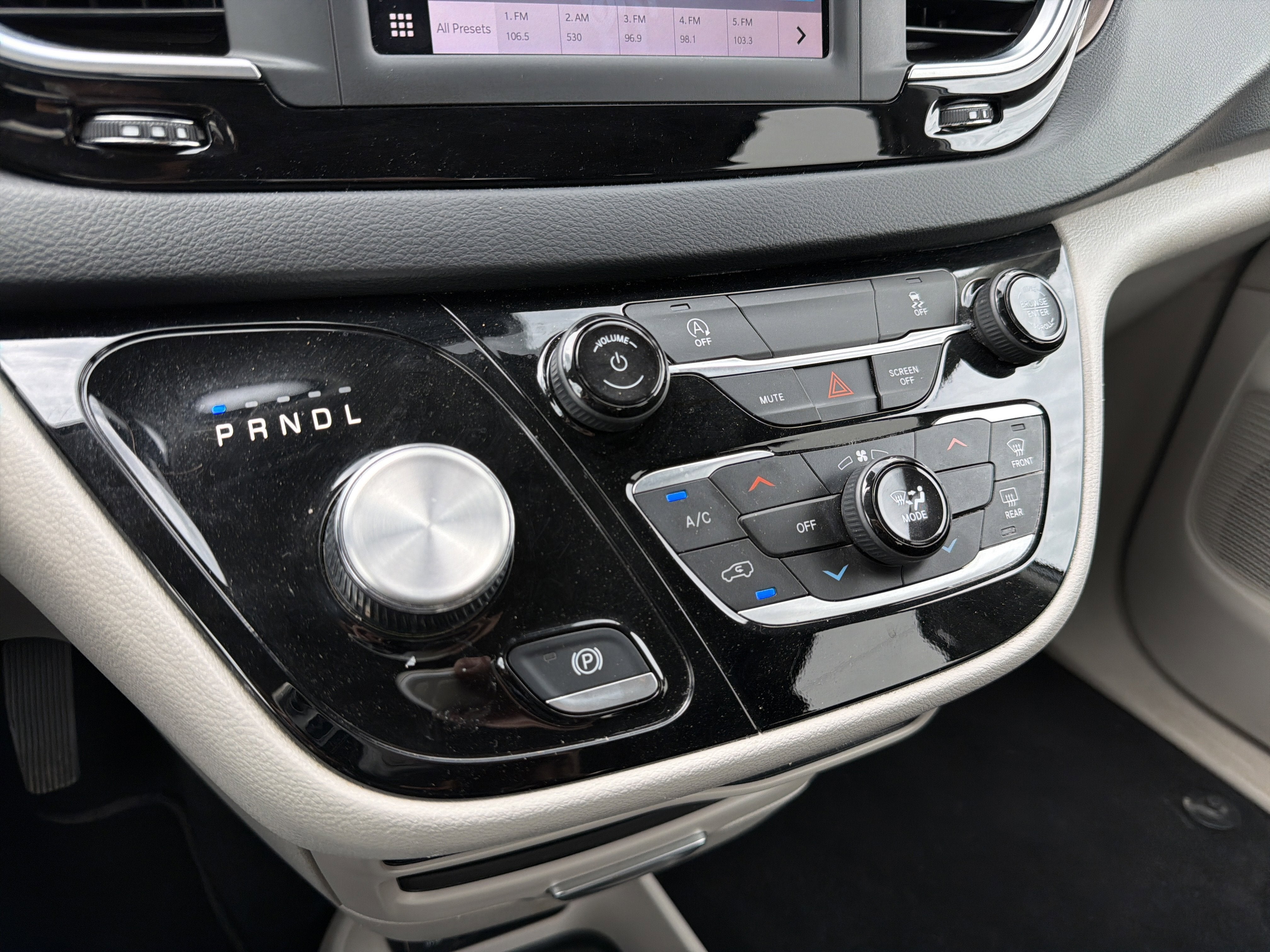 2023 Chrysler Voyager LX