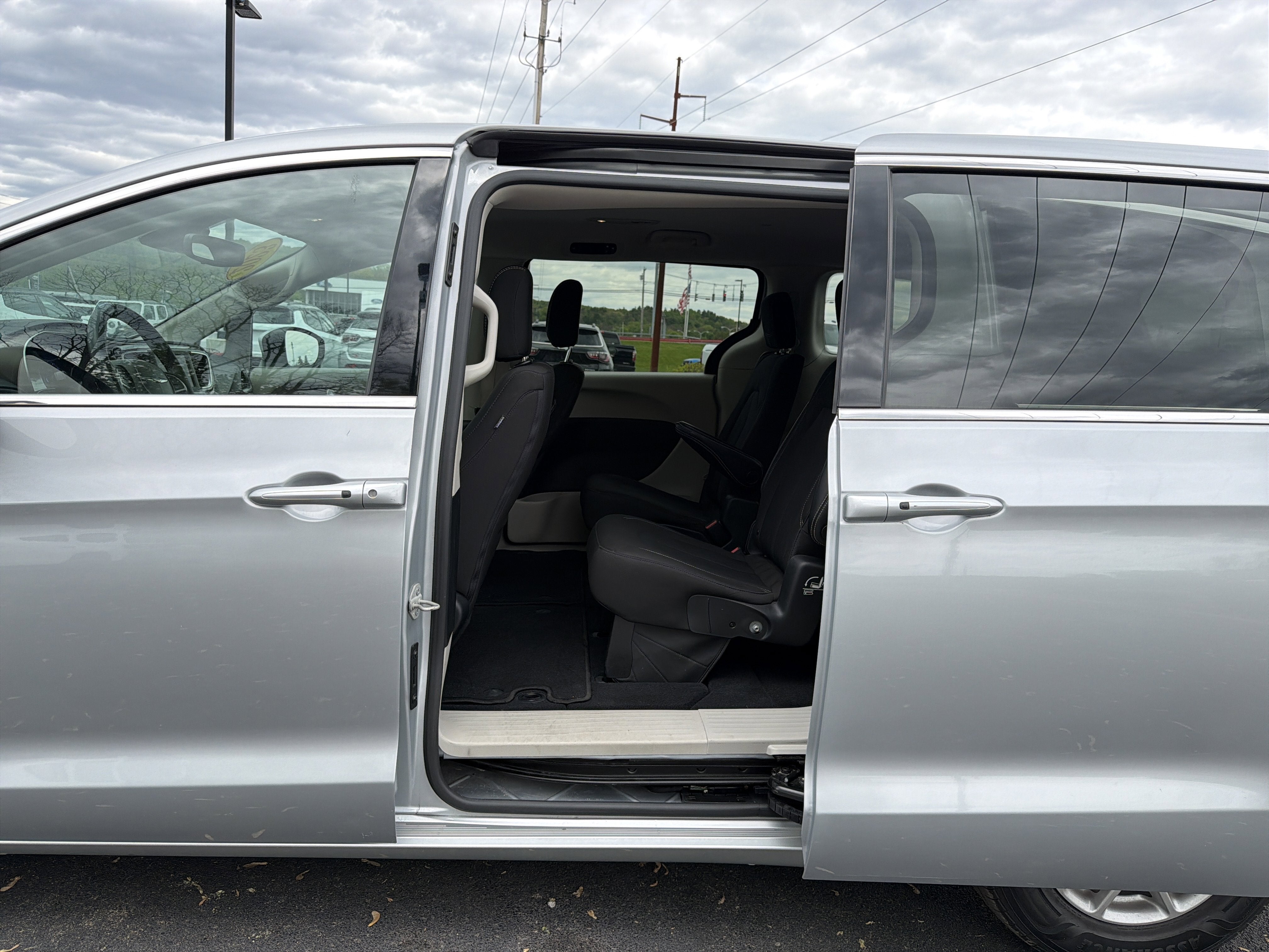 2023 Chrysler Voyager LX