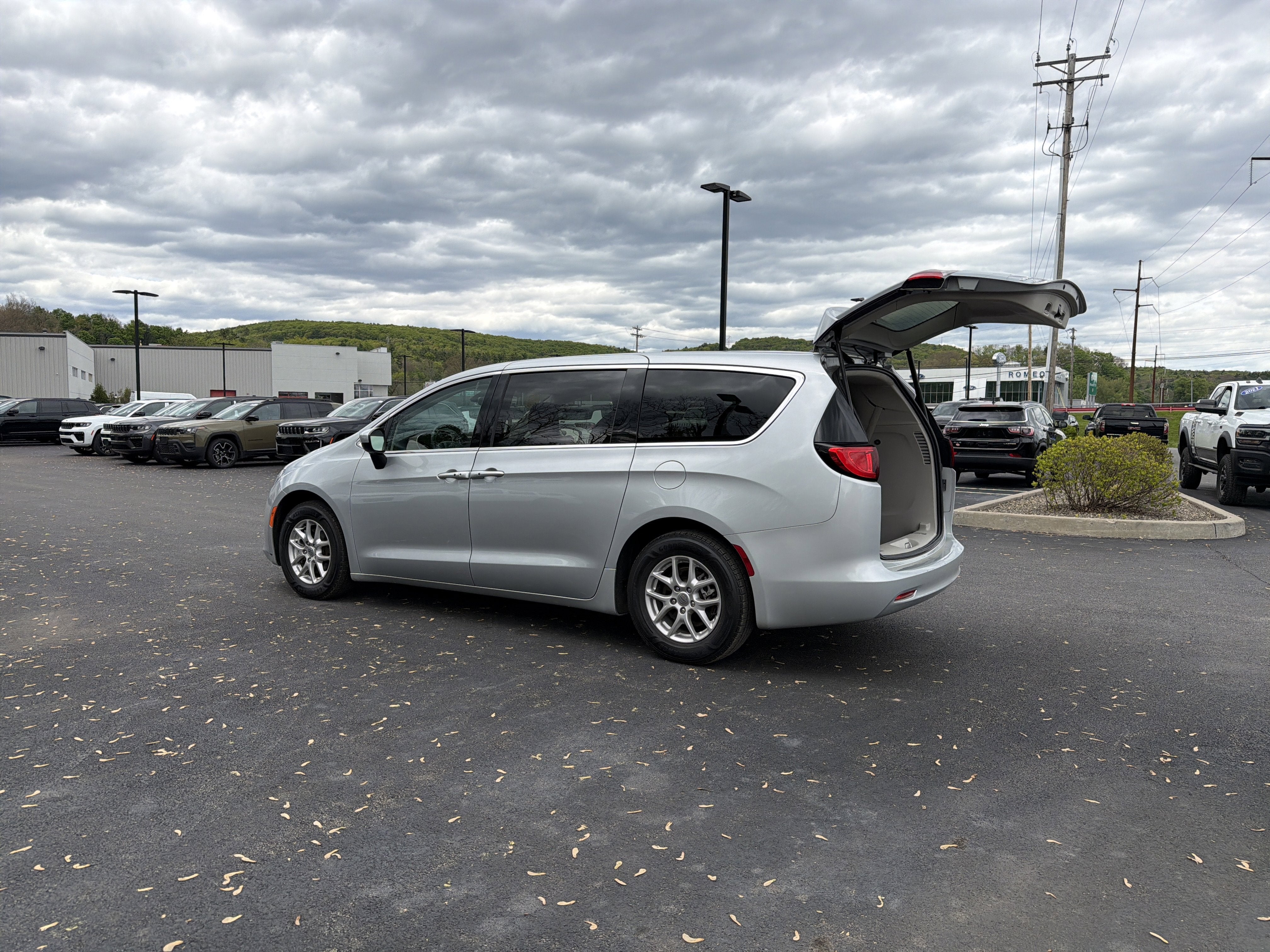 2023 Chrysler Voyager LX
