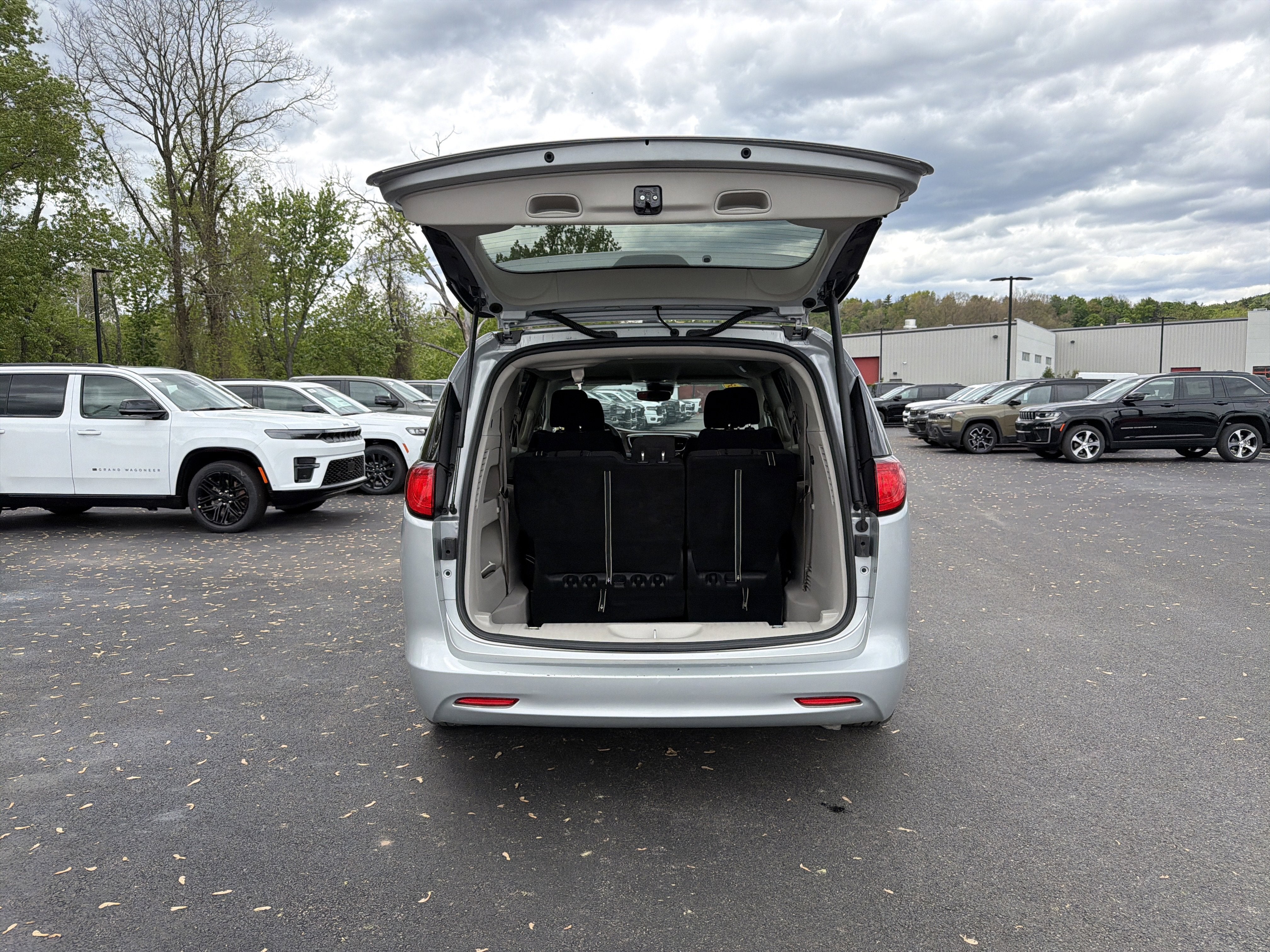 2023 Chrysler Voyager LX