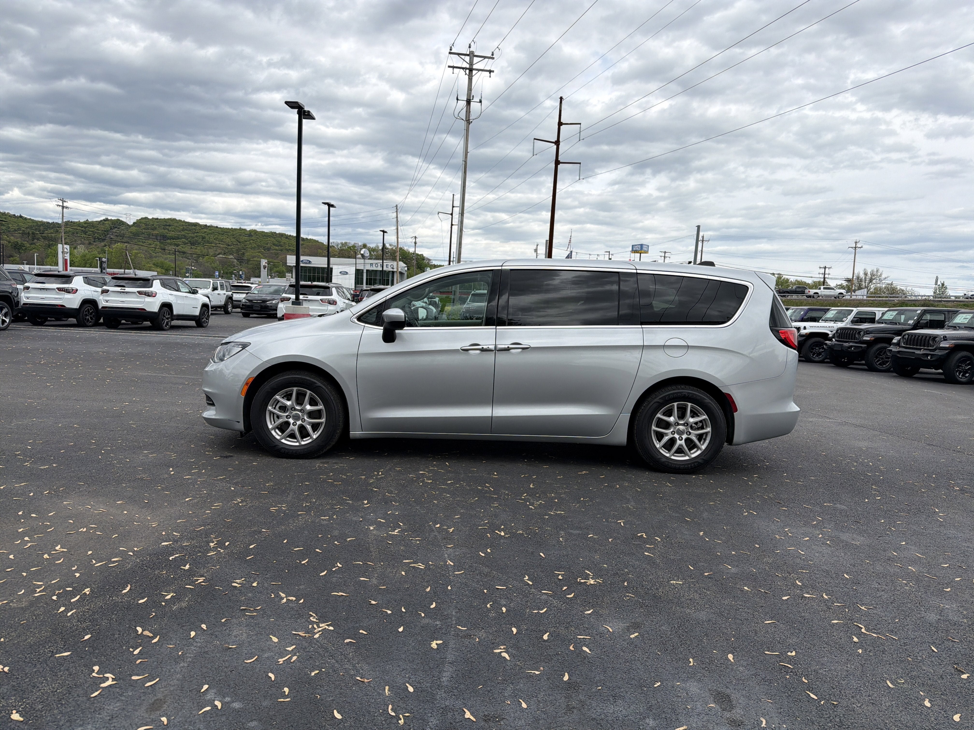 2023 Chrysler Voyager LX