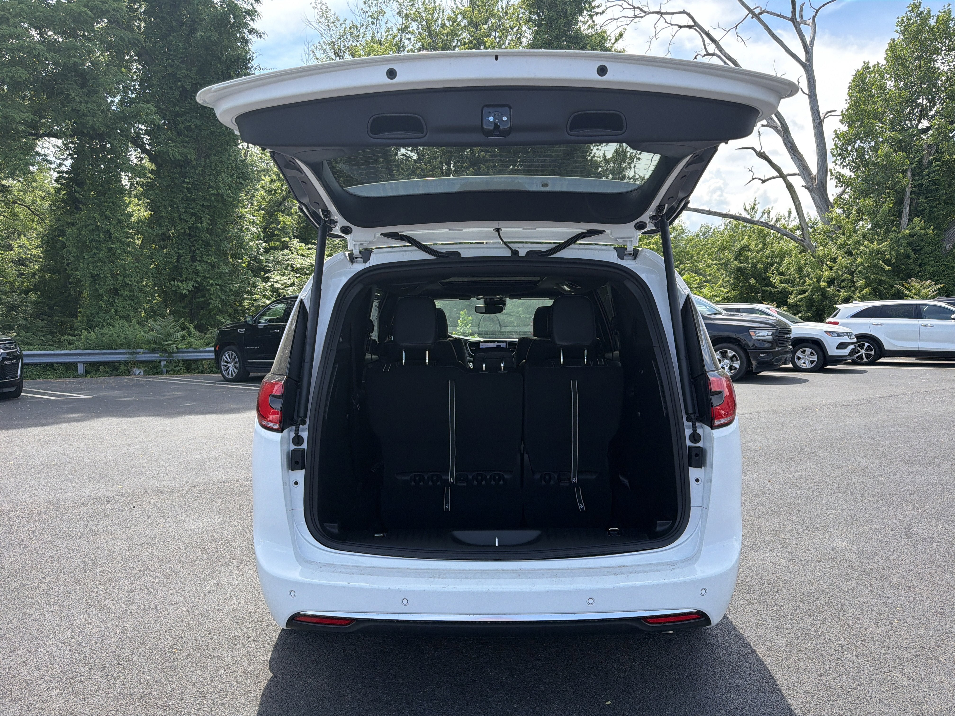 2027 Chrysler Pacifica Select