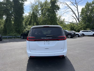 2027 Chrysler Pacifica Select