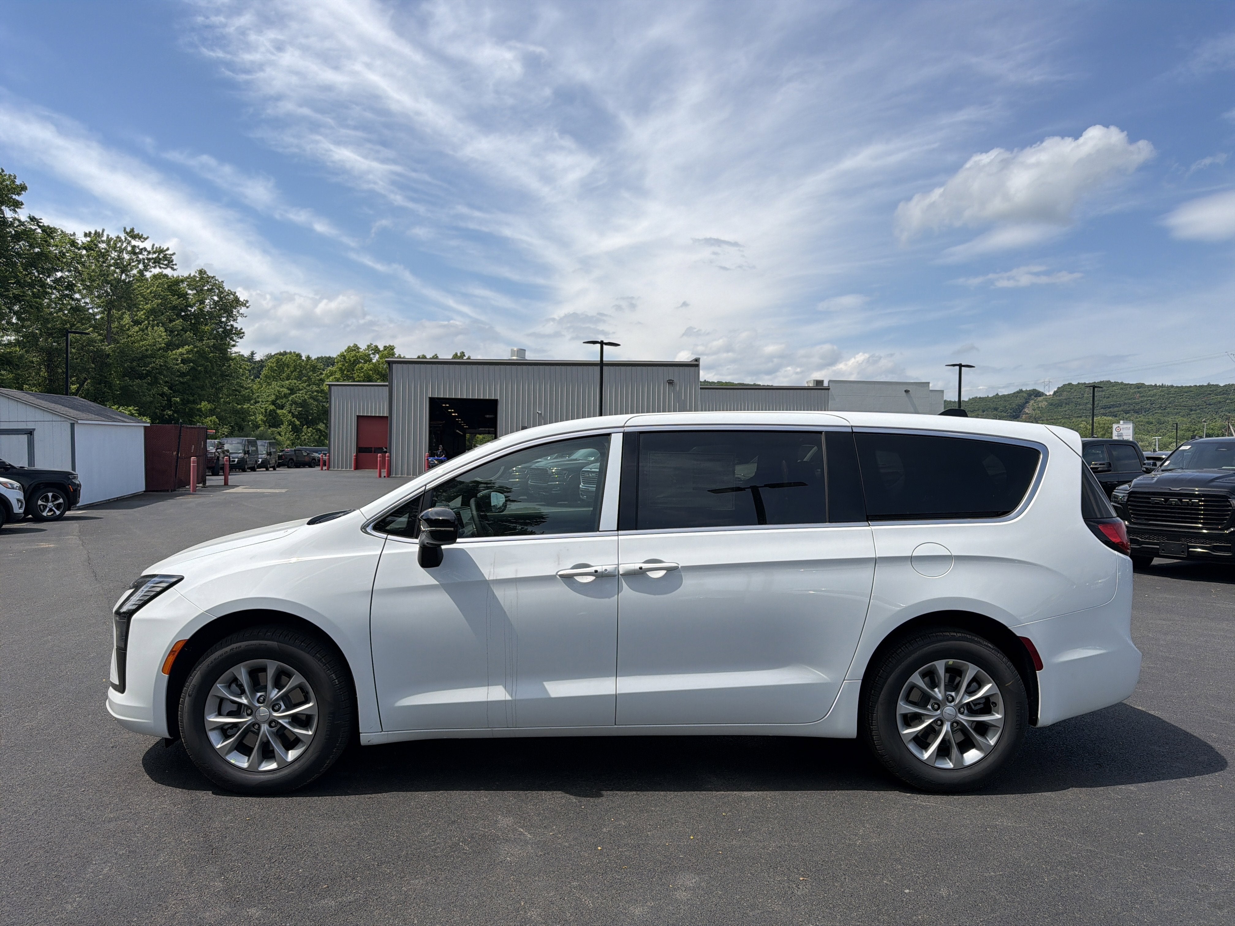 2027 Chrysler Pacifica Select